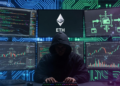 Una persona operando con sistemas digitales para hackear un puente de la red Ethereum.