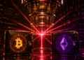 Una computadora cuántica junto a dos wallets, una de BTC y una de ETH.