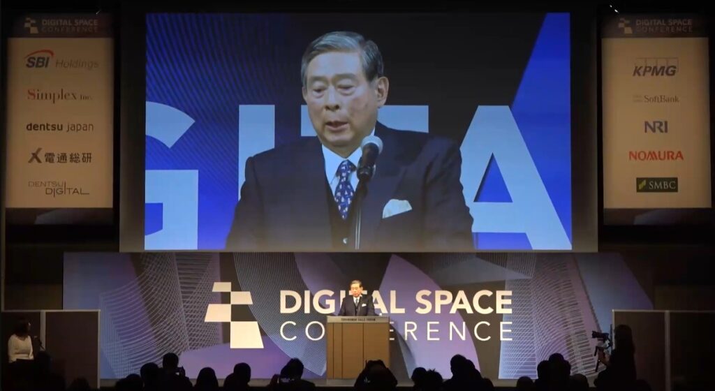 Yoshitaka Kitao durante su presentación en un evento.