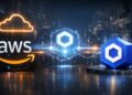 Banner futurista con logos de AWS y Chainlink conectados por red de datos en un centro tecnolรณgico.