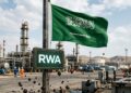 Bandera de Arabia Saudita con una pantalla que dice RWA. Y gotas de petróleo alrededor.