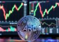 Moneda de ARC en un entorno bursátil con gráficos financieros.