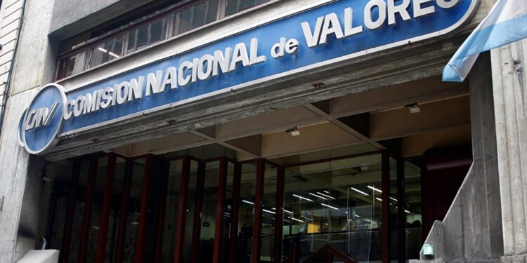 Fotografía de la fachada de la sede la CNV Argentina.