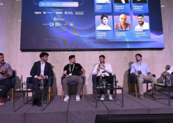 Fotografía de panelistas en el evento Fintech Meetup Rosario 2026.