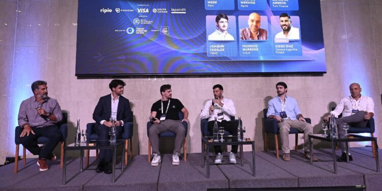 Fotografía de panelistas en el evento Fintech Meetup Rosario 2026.