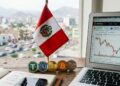 Stablecoins y criptomonedas, junto a la bandera de Perú sobre un escritorio.
