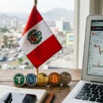 Stablecoins y criptomonedas, junto a la bandera de Perú sobre un escritorio.