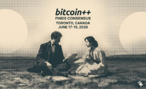 Banner de "bitcoin++ Finds Consensus" en Toronto, con dos personas sentadas compartiendo un documento.