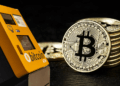 Cajero automático de bitcoin junto a bitcoin.