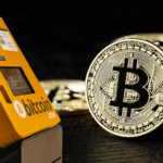 Cajero automรกtico de bitcoin junto a bitcoin.