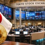 Interior de la Bolsa de Tokio con pantallas bursátiles, bandera de Japón y moneda de Bitcoin en primer plano.
