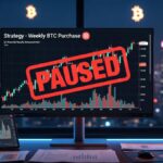 Monitor de trading muestra sello rojo 'PAUSED' con gráficas de precio en un entorno empresarial.