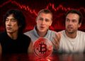 Los analistas de mercados Willy Woo, Crypto Rover y Michael van de Poppe junto a una moneda física roja de bitcoin y gráficos rojos.