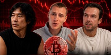 Los analistas de mercados Willy Woo, Crypto Rover y Michael van de Poppe junto a una moneda física roja de bitcoin y gráficos rojos.