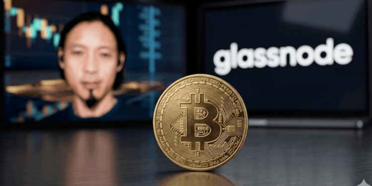 En primer plano: moneda física de bitcoin. En el fondo: imágenes de Willy Woo y del logo de Glassnode.