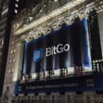 Fotografía del logo de BitGo en las afueras de Wall Street.