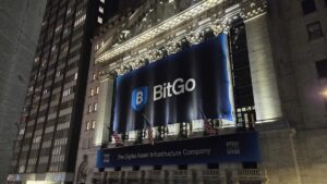 Fotografía del logo de BitGo en las afueras de Wall Street.