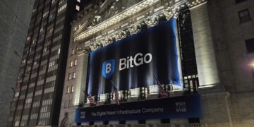 Fotografía del logo de BitGo en las afueras de Wall Street.