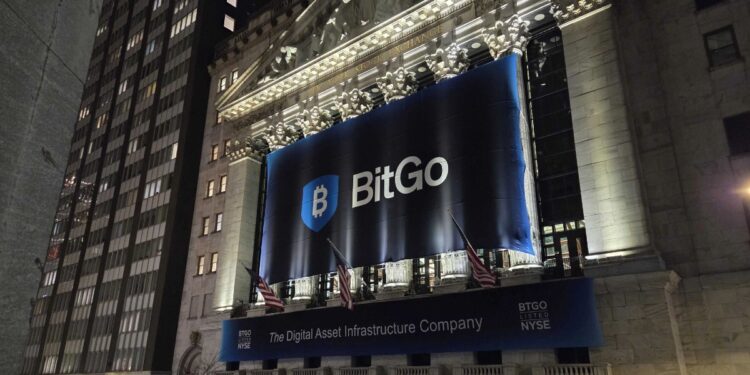 Fotografía del logo de BitGo en las afueras de Wall Street.