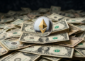 logo de ethereum sobre billetes de dólares