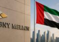 El edificio de BNY Mellon junto a la bandera de Emiratos Árabes Unidos.