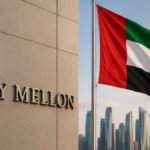 El edificio de BNY Mellon junto a la bandera de Emiratos Árabes Unidos.