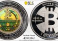 Moneda física Casascius de 1 Bitcoin mostrada por ambas caras.