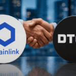 En primer plano, logos de chainlink y DTCC. En el fondo, un apretón de manos.