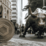 En primer plano: moneda física con el logo de Chainlink. En el fondo: imágenes típicas de Wall Street.