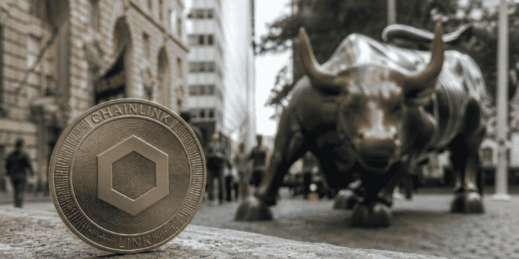 En primer plano: moneda física con el logo de Chainlink. En el fondo: imágenes típicas de Wall Street.