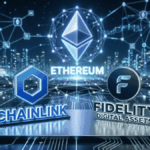 En un escenario futurista se ven los logos de Chainlink, Fidelity y Ethereum.
