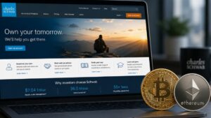 Una pantalla de computadora que muestra el sitio de Charles Schwab junto a una moneda física de bitcoin y otra de ethereum.