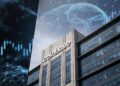 El logo de coinbase se muestra en el tope de un edificio en el que se aprecian gráficos de precio de criptomonedas