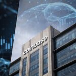 El logo de coinbase se muestra en el tope de un edificio en el que se aprecian gráficos de precio de criptomonedas