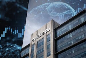 El logo de coinbase se muestra en el tope de un edificio en el que se aprecian gráficos de precio de criptomonedas