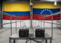 En primer plano: equipos de minería de Bitcoin. En el fondo: banderas de Colombia y Venezuela.