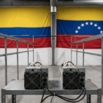 En primer plano: equipos de minería de Bitcoin. En el fondo: banderas de Colombia y Venezuela.