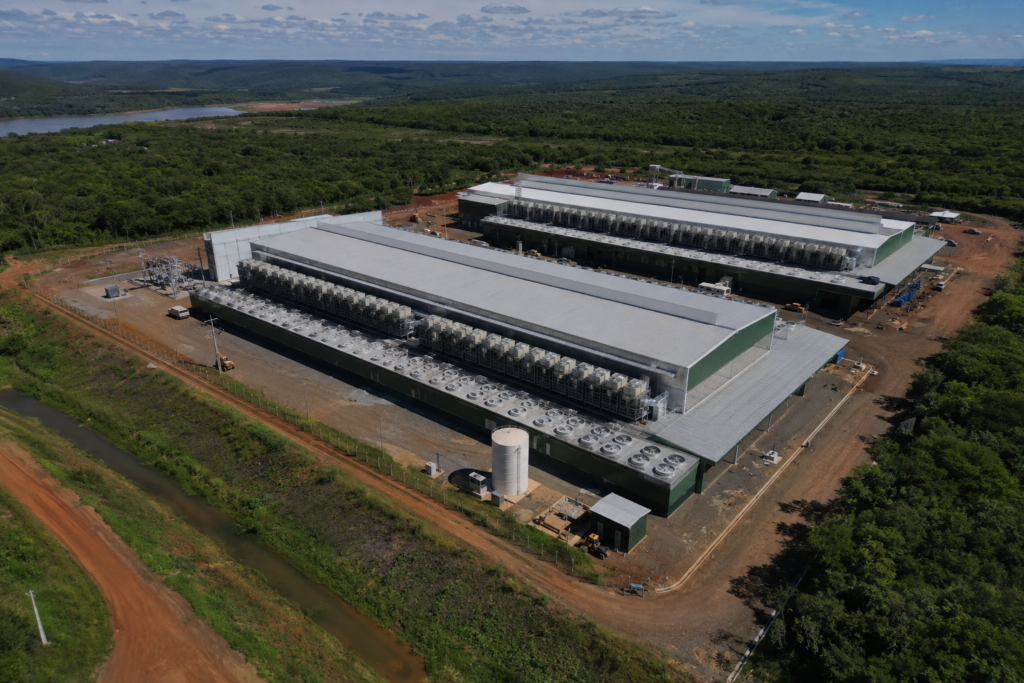 Complejo de minería de Bitcoin alimentado por energía hidroeléctrica en Paraguay visto desde el aire.
