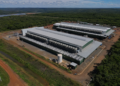 Complejo de minería de Bitcoin alimentado por energía hidroeléctrica en Paraguay visto desde el aire.
