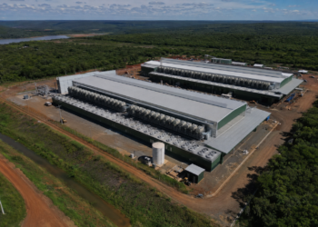 Complejo de minería de Bitcoin alimentado por energía hidroeléctrica en Paraguay visto desde el aire.