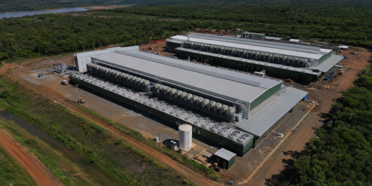 Complejo de minería de Bitcoin alimentado por energía hidroeléctrica en Paraguay visto desde el aire.