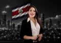 La abogada Stephanie Sánchez posa para la foto y al fondo hay una bandera de Costa Rica y edificios estilo rascacielos.