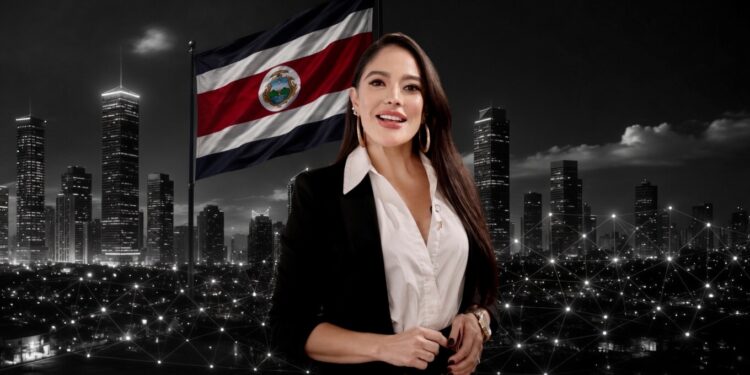 La abogada Stephanie Sánchez posa para la foto y al fondo hay una bandera de Costa Rica y edificios estilo rascacielos.