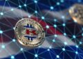 Foto horizontal realista de una moneda de criptomoneda digital brillante con conexiones de red blockchain, textura sutil de la bandera de Costa Rica al fondo.