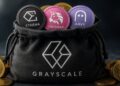 Criptomonedas físicas de ethena, uniswap y aave dentro de una bolsa que tiene el logo de Grayscale.