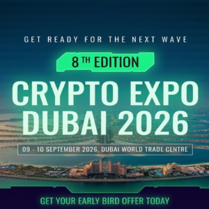 Aquí tienes el **alt text** optimizado para la nueva imagen corregida (manteniendo el límite de máximo 15 palabras): > Banner de "Crypto Expo Dubai 2026" con vista aérea de Palm Jumeirah en formato horizontal.