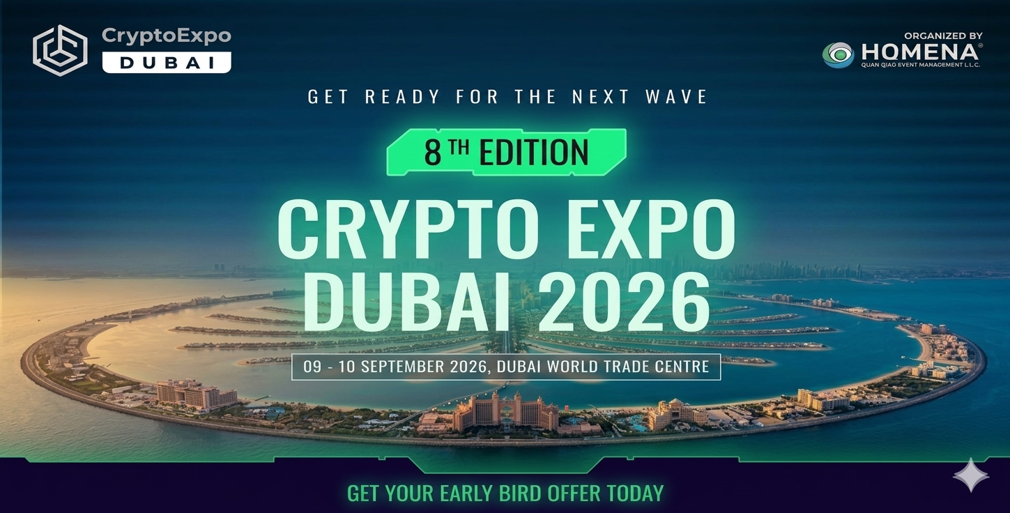 Aquí tienes el **alt text** optimizado para la nueva imagen corregida (manteniendo el límite de máximo 15 palabras): > Banner de "Crypto Expo Dubai 2026" con vista aérea de Palm Jumeirah en formato horizontal.