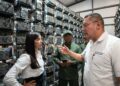 Fotografía de la gobernadora de Aragua y el viceministro de Energía de Venezuela en la granja de minería desmantelada.