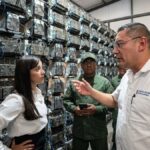 Fotografía de la gobernadora de Aragua y el viceministro de Energía de Venezuela en la granja de minería desmantelada.