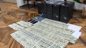 Fotografía de parte de lo incautado en los allanamientos en Argentina.